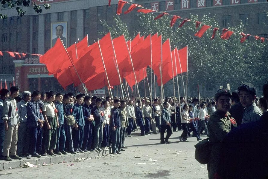 Chinese communisten met rode vlaggen
